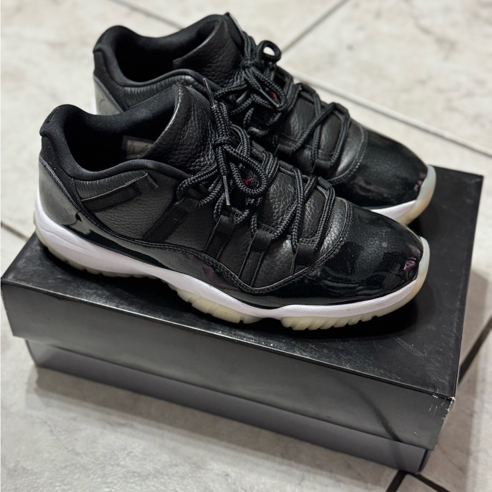 Jordan Men's Black and White Sneakers